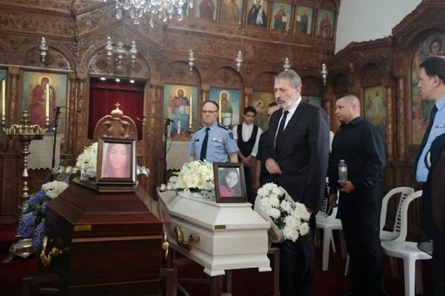 Θρήνος στην κηδεία δύο θυμάτων του κατά συρροή δολοφόνου στην Κύπρο (βίντεο)